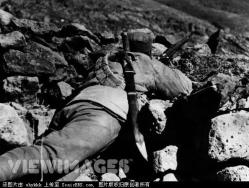 Another soldier of the 29th army, carrying Dao swords on his back.